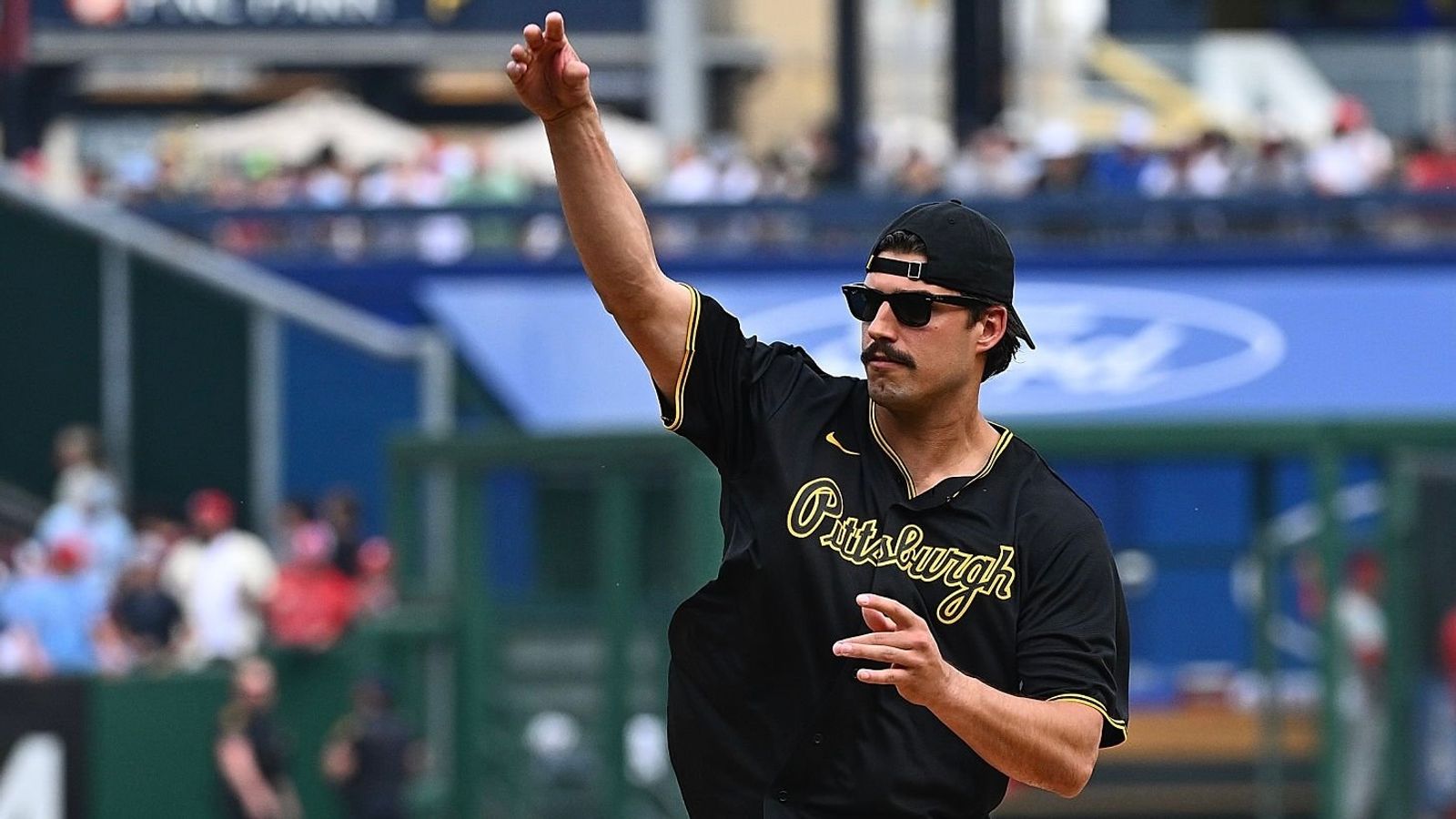 LIVE: Pirates 1, Phillies 1, seventh inning taken on the North Shore (Live coverage). Photo by GETTY